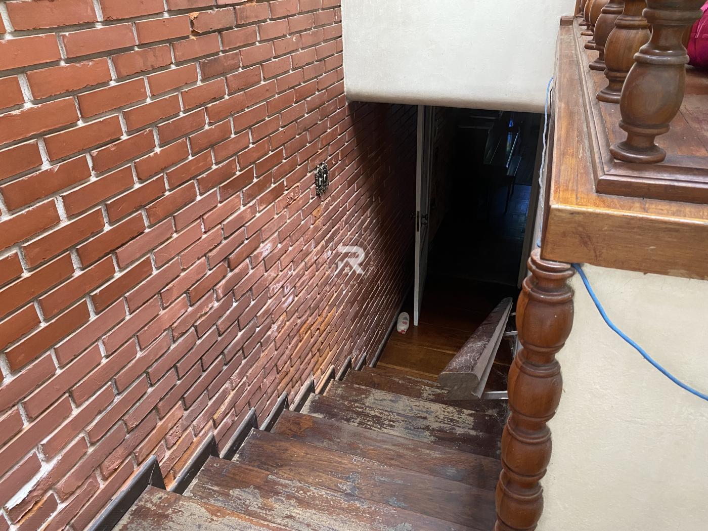 Escadas de acesso ao piso inferior